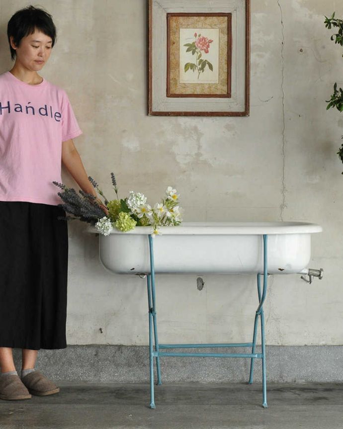 ガーデニング家具　アンティーク家具　海外輸入のアンティーク家具、可愛いベビーバス（ライトブルー）。庭を飾るエクステリアに使ってみたり、室内でバスだけをディスプレイとして使っても良いですね。(d-1311-f)