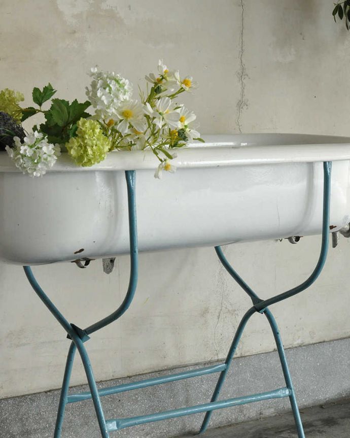 ガーデニング家具　アンティーク家具　海外輸入のアンティーク家具、可愛いベビーバス（ライトブルー）。バスタブの色はホワイト。(d-1311-f)