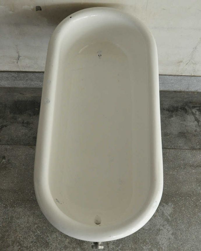 ガーデニング家具　アンティーク家具　海外輸入のアンティーク家具、可愛いベビーバス（ライトブルー）。どんな風に並べましょうか？バスは上から見るとこんな感じ。(d-1311-f)