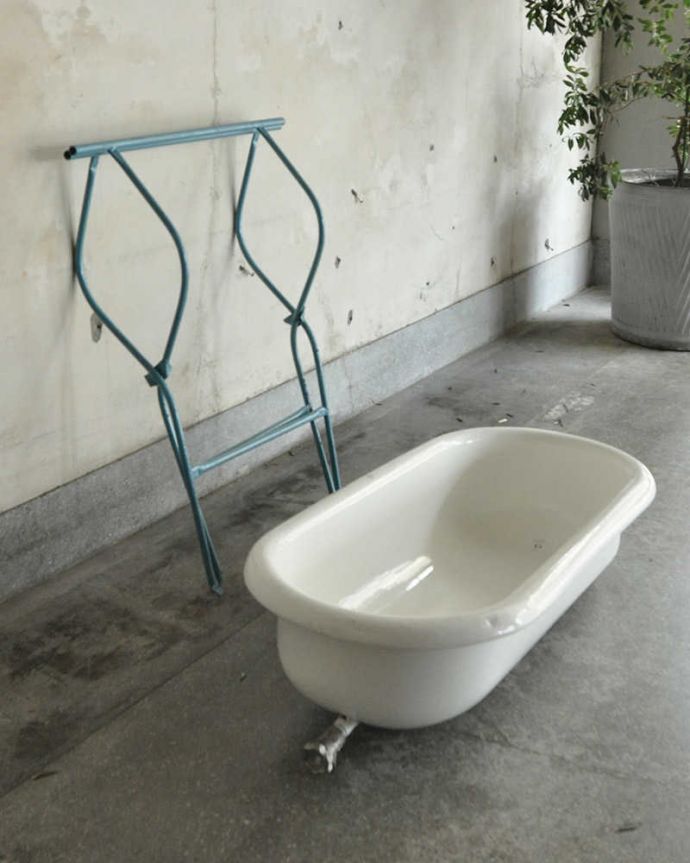 ガーデニング家具　アンティーク家具　海外輸入のアンティーク家具、可愛いベビーバス（ライトブルー）。このようにばらすこともできます。(d-1311-f)