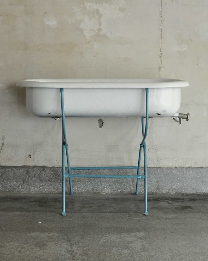 ガーデニング家具　アンティーク家具　海外輸入のアンティーク家具、可愛いベビーバス（ライトブルー）。横から見てもキレイですもちろん、横顔だってキレイ！どこから見ても絵になります。(d-1311-f)