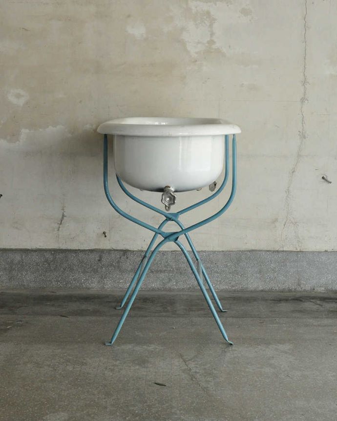 ガーデニング家具　アンティーク家具　海外輸入のアンティーク家具、可愛いベビーバス（ライトブルー）。こちら側も見て下さい。(d-1311-f)