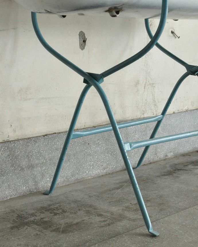 ガーデニング家具　アンティーク家具　海外輸入のアンティーク家具、可愛いベビーバス（ライトブルー）。女性1人でラクラク運べちゃう仕掛けHandleのアンティークは、脚の裏にフェルトキーパーをお付けしています。(d-1311-f)