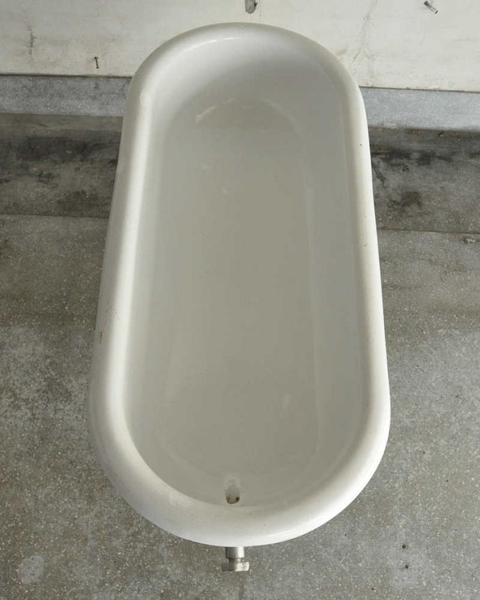 ガーデニング家具　アンティーク家具　フレンチカラーのベビーバス（ライトブルー）、おしゃれなアンティーク家具。どんな風に並べましょうか？バスは上から見るとこんな感じ。(d-1313-f)