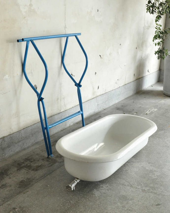 ガーデニング家具　アンティーク家具　フレンチカラーのベビーバス（ライトブルー）、おしゃれなアンティーク家具。このようにばらすこともできます。(d-1313-f)