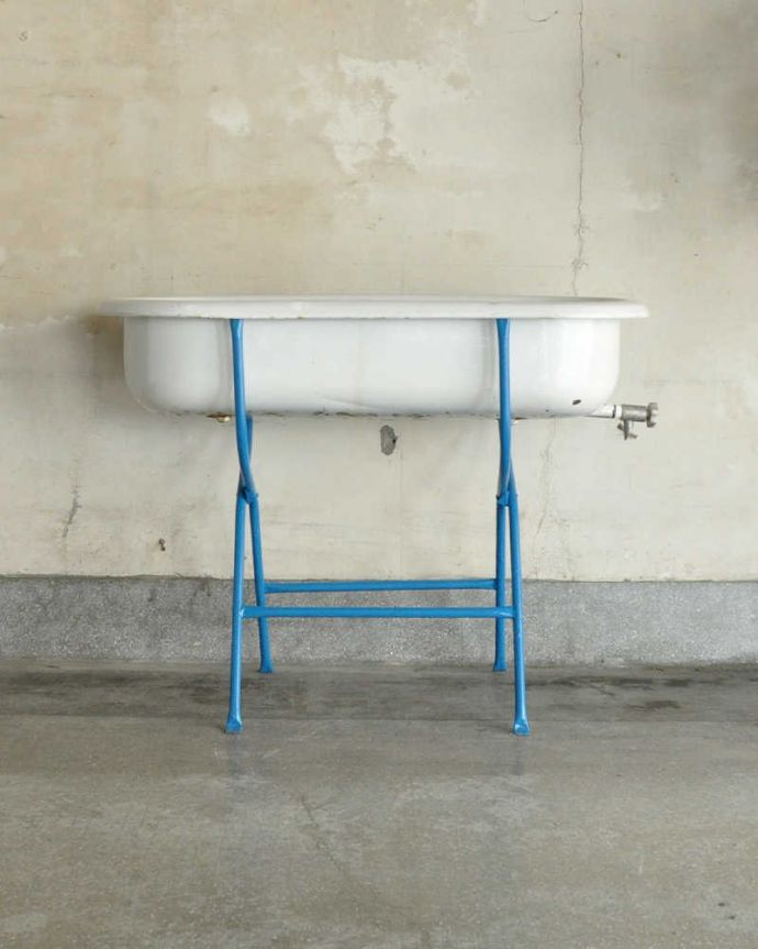 ガーデニング家具　アンティーク家具　フレンチカラーのベビーバス（ライトブルー）、おしゃれなアンティーク家具。横から見てもキレイですもちろん、横顔だってキレイ！どこから見ても絵になります。(d-1313-f)