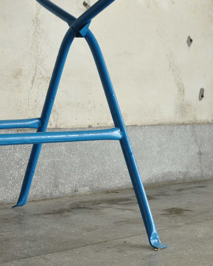 ガーデニング家具　アンティーク家具　フレンチカラーのベビーバス（ライトブルー）、おしゃれなアンティーク家具。女性1人でラクラク運べちゃう仕掛けHandleのアンティークは、脚の裏にフェルトキーパーをお付けしています。(d-1313-f)