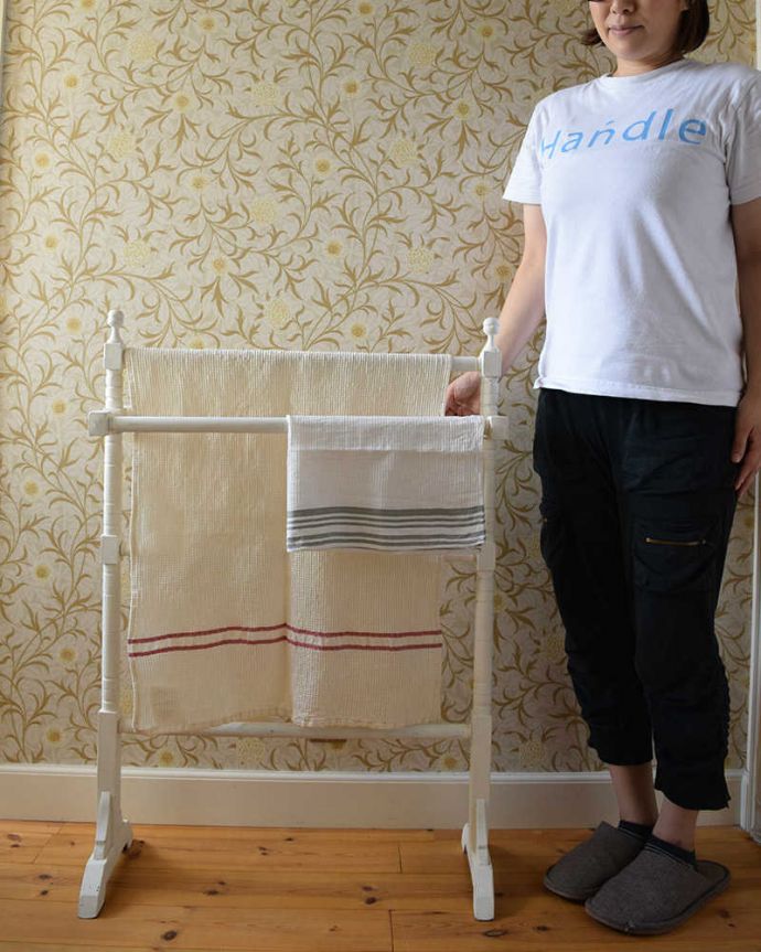 タオルハンガー　アンティーク家具　洗面やパントリーで使えるお洒落なアンティーク家具、タオルハンガー（タオルレイル）。ランドリールームにピッタリの爽やかさ！手拭きやフェイスタオルなどを掛けて実用的にお楽しみ頂けます。(d-1314-f)