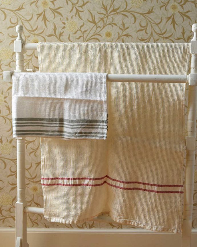 タオルハンガー　アンティーク家具　洗面やパントリーで使えるお洒落なアンティーク家具、タオルハンガー（タオルレイル）。トップはお洒落な装飾があります。(d-1314-f)