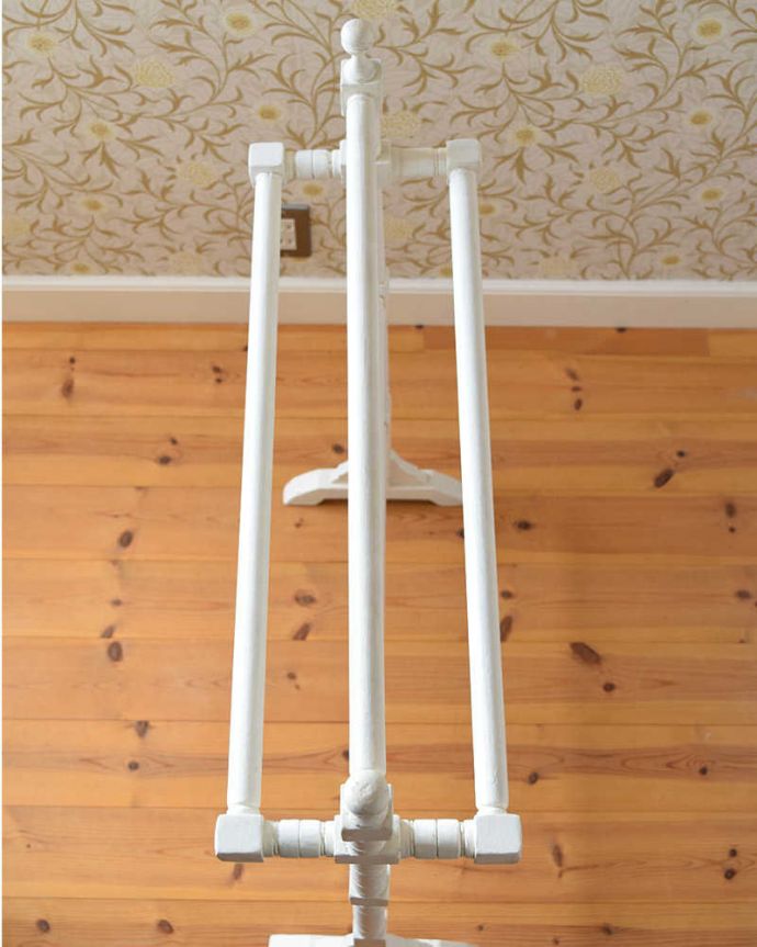 タオルハンガー　アンティーク家具　洗面やパントリーで使えるお洒落なアンティーク家具、タオルハンガー（タオルレイル）。可愛くって使いやすいタオルハンガー久々にやってきました！バーは5本付いています。(d-1314-f)