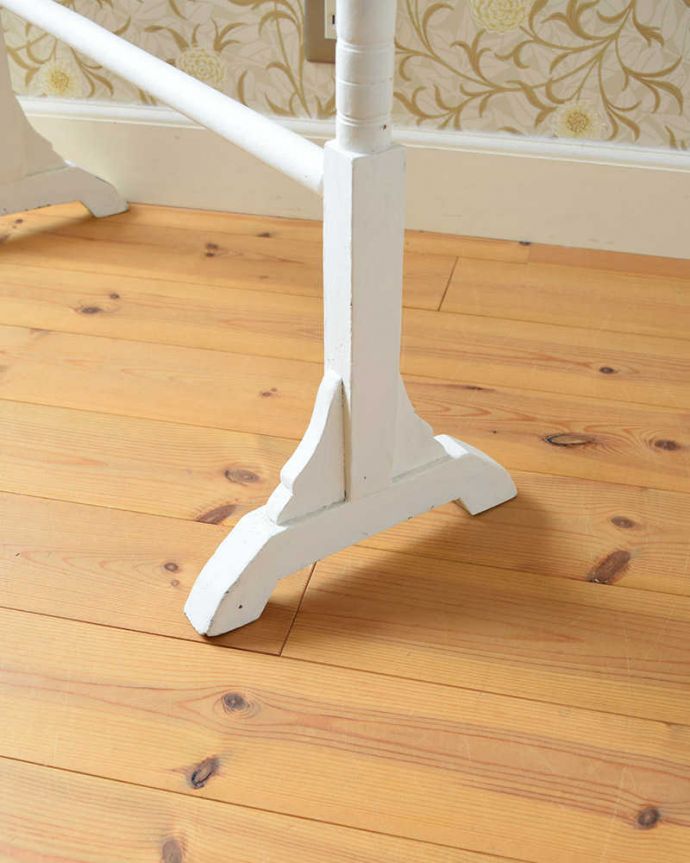 タオルハンガー　アンティーク家具　洗面やパントリーで使えるお洒落なアンティーク家具、タオルハンガー（タオルレイル）。移動もラクラクHandleのアンティークの脚の裏には、フェルトキーパーをお付けしていますので、床を滑らせてお使い頂けます。(d-1314-f)