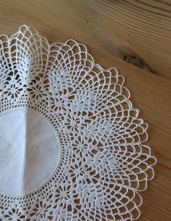 ミルクピッチャー　アンティーク雑貨　フランスから届いたアンティークドイリーレース。アンティークのため、多少の汚れやシミがある場合がありますが、使用上問題はありませんので、ご了承下さい。(d-1314-z)