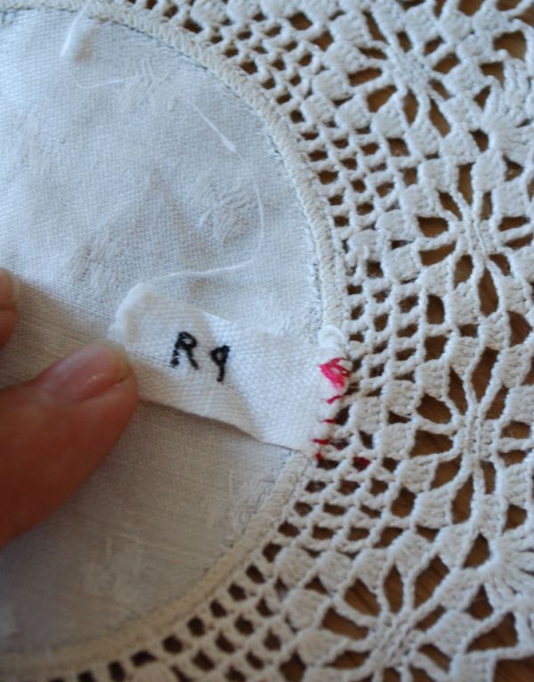 ミルクピッチャー　アンティーク雑貨　フランスから届いたアンティークドイリーレース。使っていた方のイニシャル？マーク？付きです。(d-1314-z)