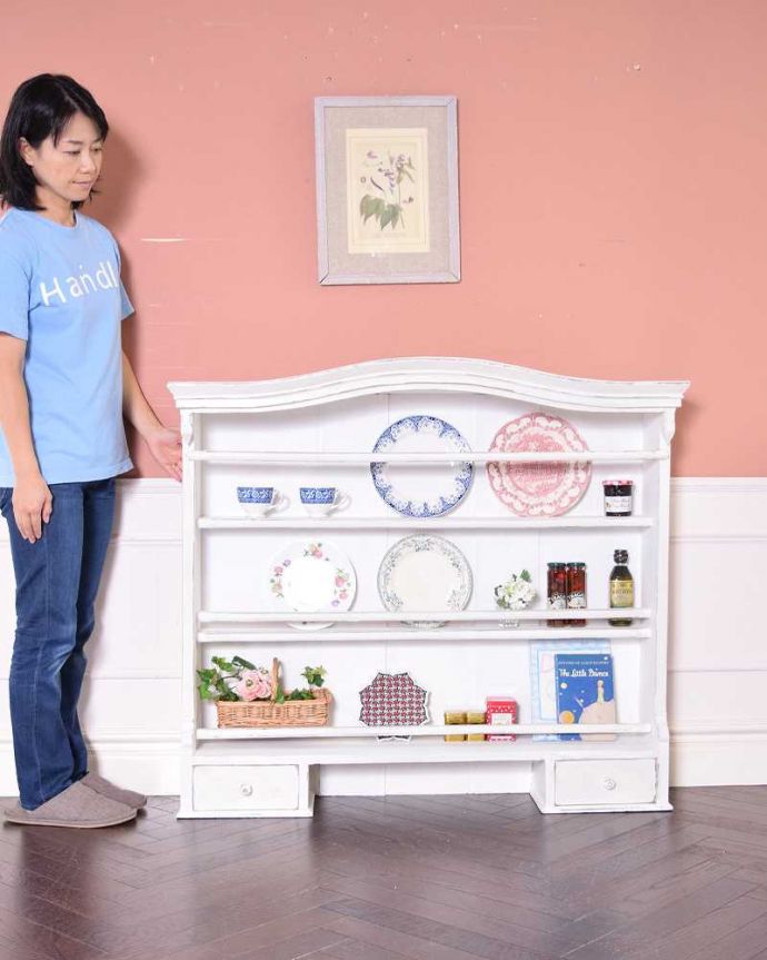 アンティークのキャビネット　アンティーク家具　ホワイトペイントのオシャレなアンティーク家具、本棚としても使えるディッシュラック。お部屋をパッと華やかにしてくれるペイントの棚フランスらしいペイントのオシャレ家具。(d-1315-f)