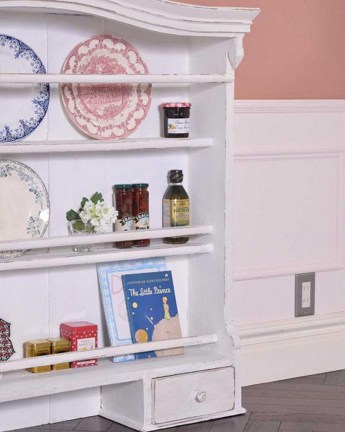アンティークのキャビネット　アンティーク家具　ホワイトペイントのオシャレなアンティーク家具、本棚としても使えるディッシュラック。タップリ収納出来る実力派見た目の美しさはもちろん、収納力たっぷり。(d-1315-f)