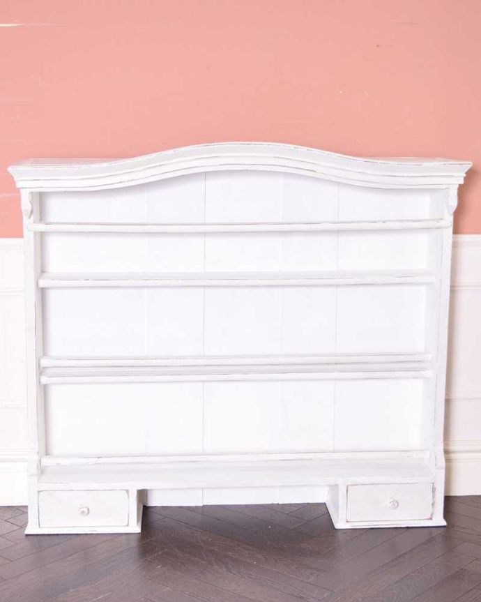 アンティークのキャビネット　アンティーク家具　ホワイトペイントのオシャレなアンティーク家具、本棚としても使えるディッシュラック。しっかりお直ししたのでキレイですペイントの家具はコンディンがあまりよくないものが多いので、日本に連れて帰ってきてからしっかりキレイにお直ししました。(d-1315-f)