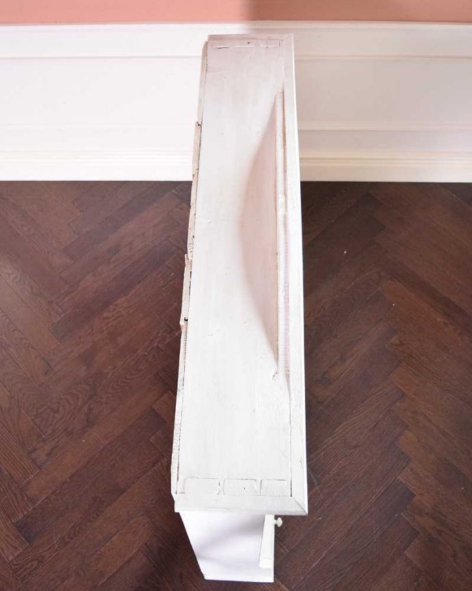 アンティークのキャビネット　アンティーク家具　ホワイトペイントのオシャレなアンティーク家具、本棚としても使えるディッシュラック。天板を上から見てみると･･･見えない部分もキレイに仕上げました。(d-1315-f)