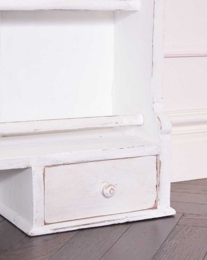 アンティークのキャビネット　アンティーク家具　ホワイトペイントのオシャレなアンティーク家具、本棚としても使えるディッシュラック。女性１人でラクラク運べちゃうんですHandleのアンティークは、脚の裏にフェルトキーパーをお付けしています。(d-1315-f)