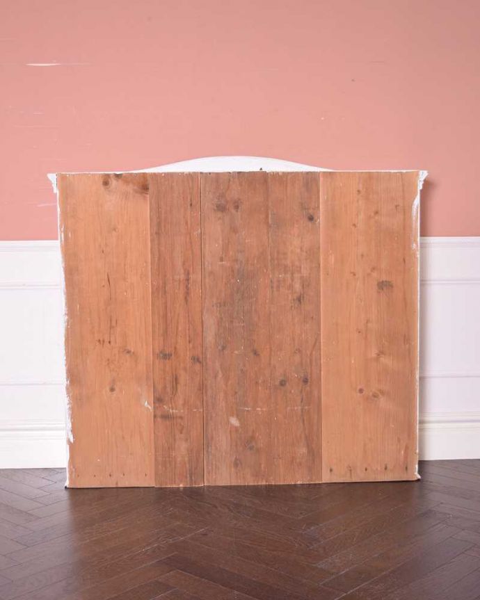 アンティークのキャビネット　アンティーク家具　ホワイトペイントのオシャレなアンティーク家具、本棚としても使えるディッシュラック。もちろん後ろ姿も自信アリアンティークは新品ではないので、経年変化によるキズはありますが、専門の職人がキレイにお直しをしているので、後ろ姿にも自信があります。(d-1315-f)