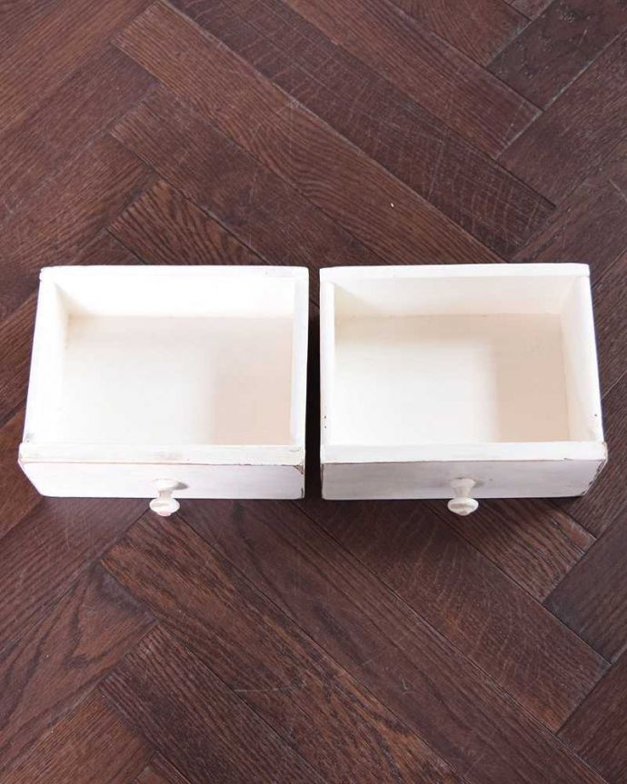 アンティークのキャビネット　アンティーク家具　ホワイトペイントのオシャレなアンティーク家具、本棚としても使えるディッシュラック。引き出しの中もチェック！もちろん引き出しの中も職人がキレイにお直したので、安心してください。(d-1315-f)