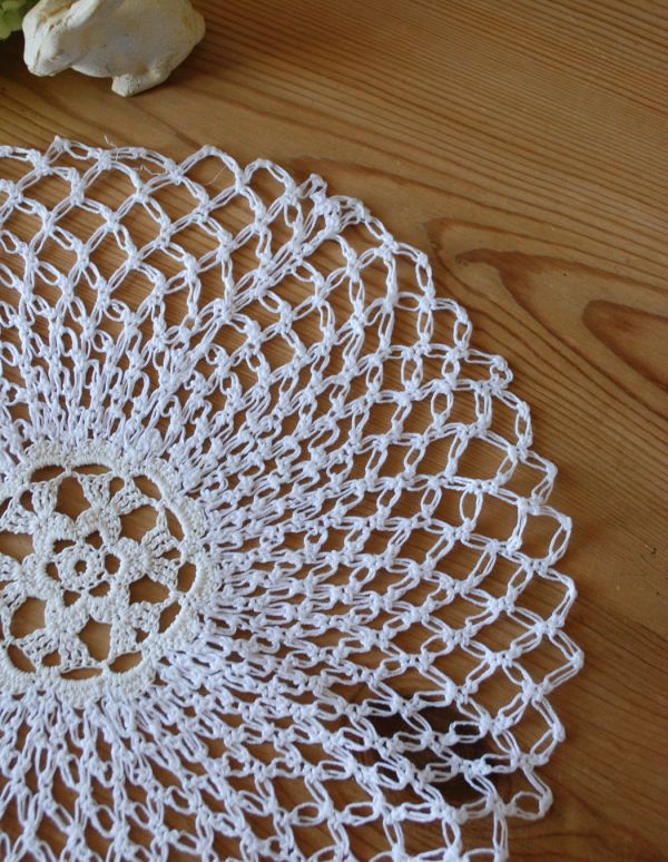 アンティーク雑貨　可憐なお花デザイン、フランスアンティークドイリーレース。アンティークのため、多少の汚れやシミがある場合がありますが、使用上問題はありませんので、ご了承下さい。(d-1316-z)