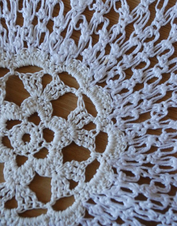 アンティーク雑貨　可憐なお花デザイン、フランスアンティークドイリーレース。ハンドメイドの繊細さとあたたかさがあります。(d-1316-z)