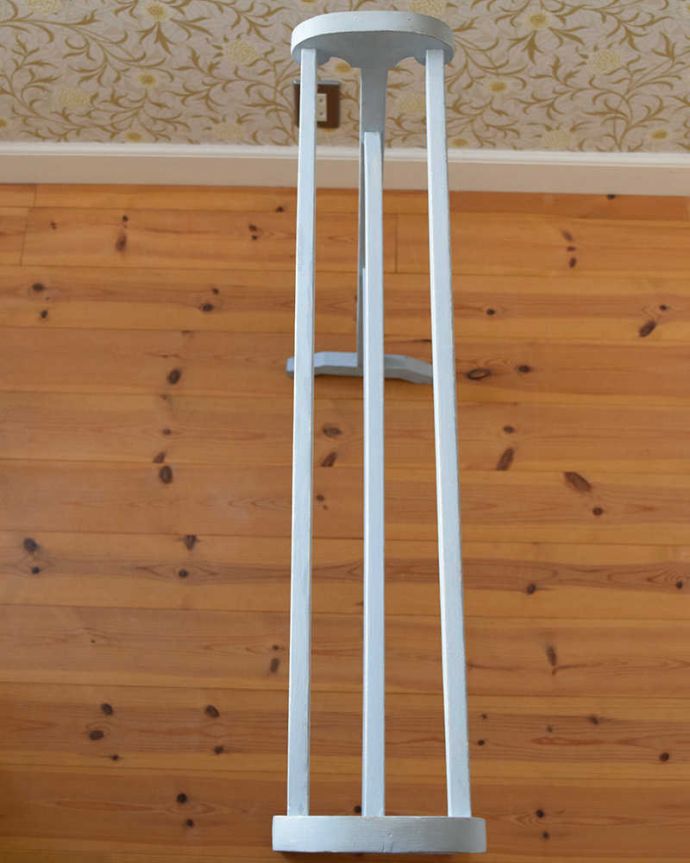 タオルハンガー　アンティーク家具　シンプルな水色のペイント、アンティークの木製のタオルハンガー（４本タイプ）。可愛くって使いやすいタオルハンガー久々にやってきました！バーは5本付いています。(d-1317-f)