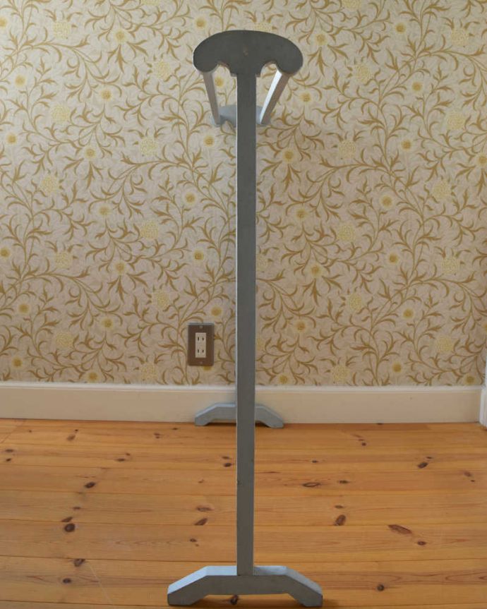 タオルハンガー　アンティーク家具　シンプルな水色のペイント、アンティークの木製のタオルハンガー（４本タイプ）。横から見てもステキ横から見るとこんな感じ。(d-1317-f)