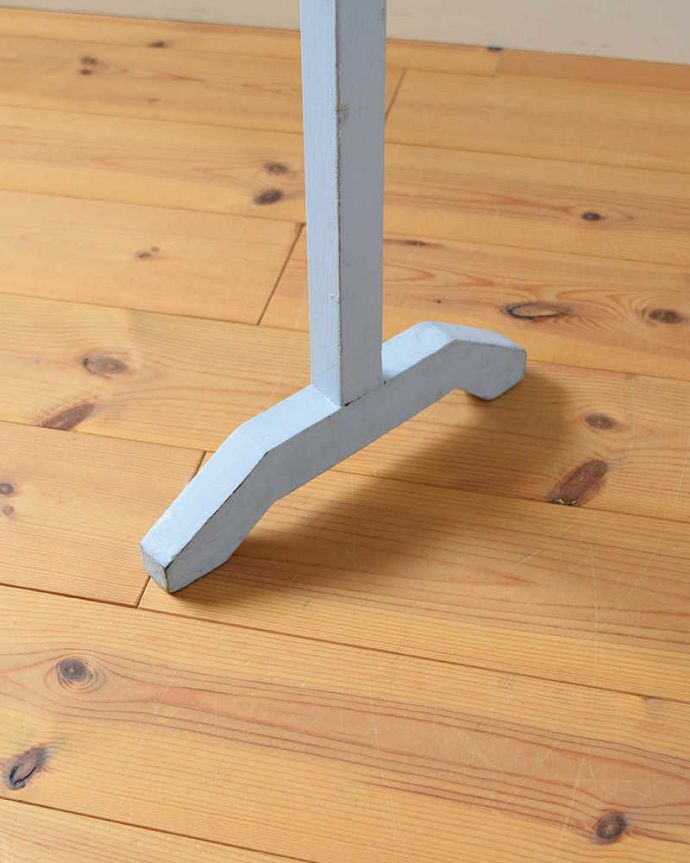 タオルハンガー　アンティーク家具　シンプルな水色のペイント、アンティークの木製のタオルハンガー（４本タイプ）。移動もラクラクHandleのアンティークの脚の裏には、フェルトキーパーをお付けしていますので、床を滑らせてお使い頂けます。(d-1317-f)