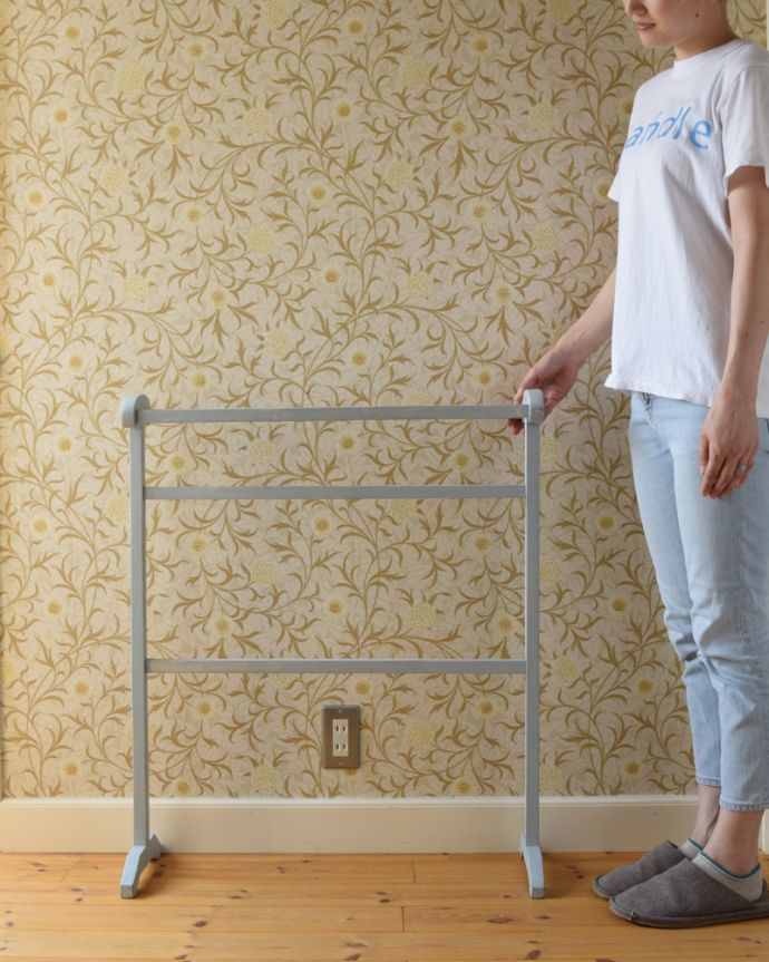 タオルハンガー　アンティーク家具　シンプルな水色のペイント、アンティークの木製のタオルハンガー（４本タイプ）。ランドリールームにピッタリの爽やかさ！手拭きやフェイスタオルなどを掛けて実用的にお楽しみ頂けます。(d-1317-f)