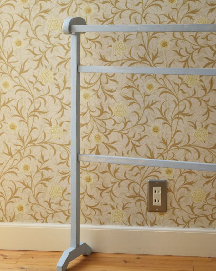 タオルハンガー　アンティーク家具　シンプルな水色のペイント、アンティークの木製のタオルハンガー（４本タイプ）。トップはアーチ型になっています。(d-1317-f)