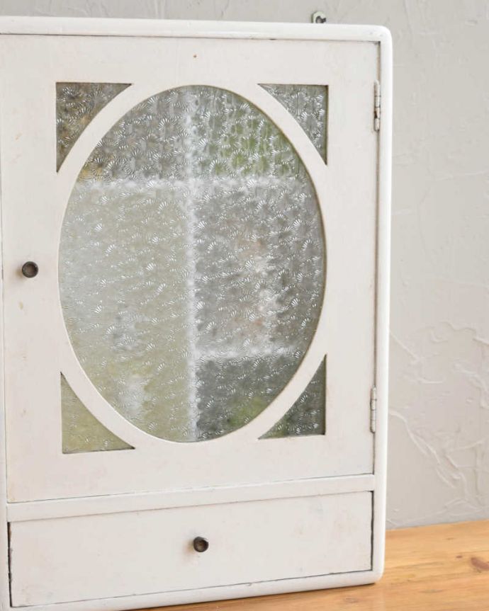 ウォールキャビネット　アンティーク家具　フランス輸入のペイントアンティーク家具、扉が素敵なスモールキャビネット。小さくてもフランスらしさたっぷりやっぱり魅力はフランスらしい色使い。(d-1320-f)