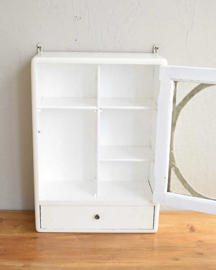 ウォールキャビネット　アンティーク家具　フランス輸入のペイントアンティーク家具、扉が素敵なスモールキャビネット。扉を開けてみると、こんな感じです小さいからと言って、修復に妥協はしません！アンティークの風合いだけ残してキレイに修復してあります。(d-1320-f)