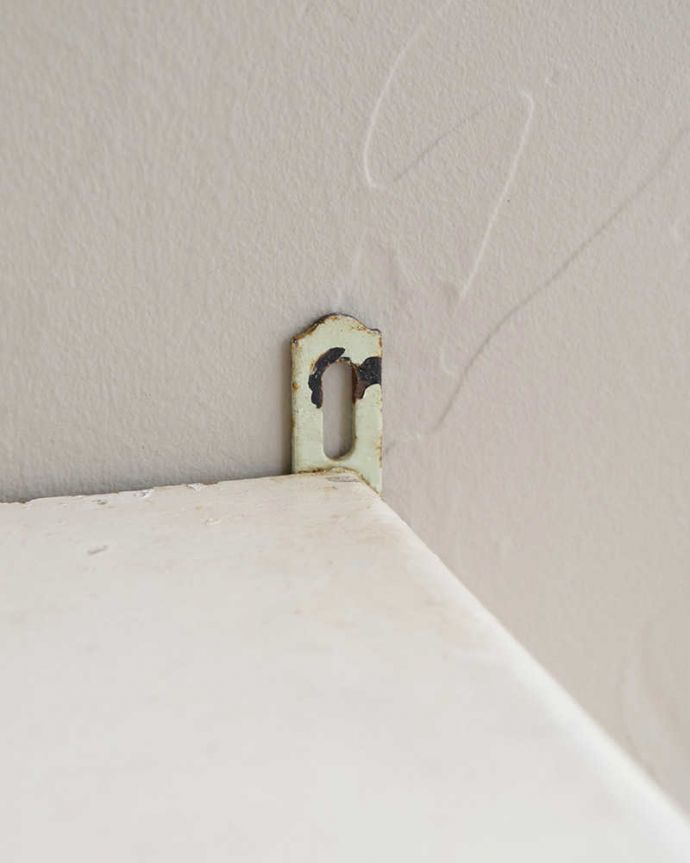 ウォールキャビネット　アンティーク家具　フランス輸入のペイントアンティーク家具、扉が素敵なスモールキャビネット。壁に取り付けできます背中部分にフックを付けて壁にカンタンに取り付け出来るようにしました。(d-1320-f)