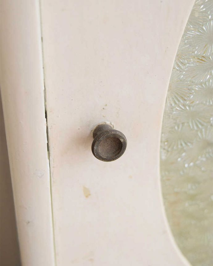 ウォールキャビネット　アンティーク家具　フランス輸入のペイントアンティーク家具、扉が素敵なスモールキャビネット。アンティークらしい取っ手ほっこりとした風合いがいい取っ手。(d-1320-f)