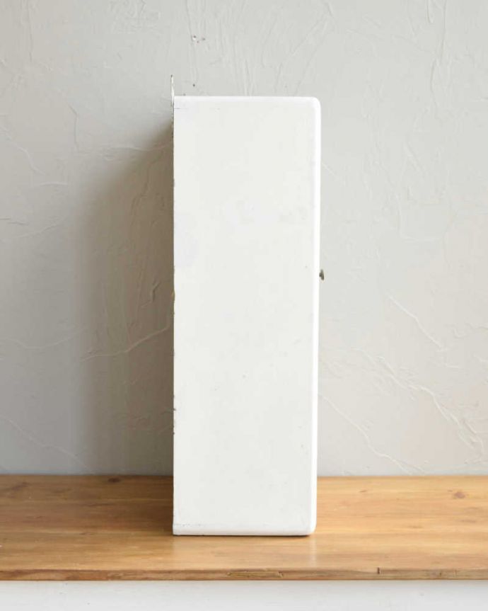 ウォールキャビネット　アンティーク家具　フランス輸入のペイントアンティーク家具、扉が素敵なスモールキャビネット。横顔だっても美しい正面だけじゃなく横もキレイに修復してあります。(d-1320-f)