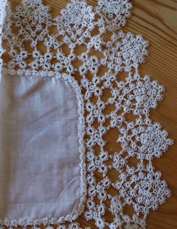 ミルクピッチャー　アンティーク雑貨　繊細な縁取りのレース、フランスのアンティークドイリーレース。アンティークのため、多少の汚れやシミがある場合がありますが、使用上問題はありませんので、ご了承下さい。(d-1323-z)