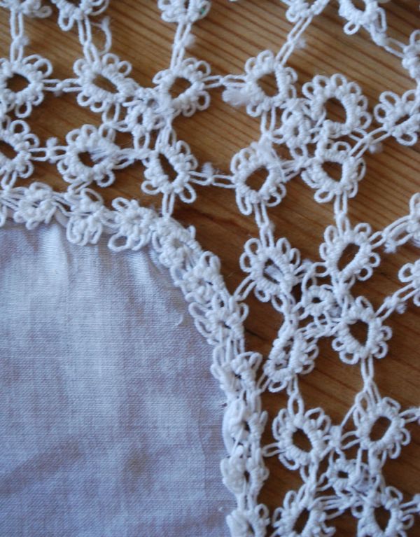 ミルクピッチャー　アンティーク雑貨　繊細な縁取りのレース、フランスのアンティークドイリーレース。ハンドメイドの繊細さとあたたかさがあります。(d-1323-z)