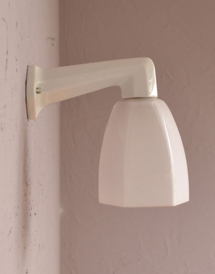 壁付けブラケット　照明・ライティング　フランスのアンティークライト、とっても珍しい陶磁器×ミルクガラスの壁付け照明（Ｅ17シャンデリア球付）。土台は陶磁器ですが、シェードはミルクガラスです。(d-1324-z)