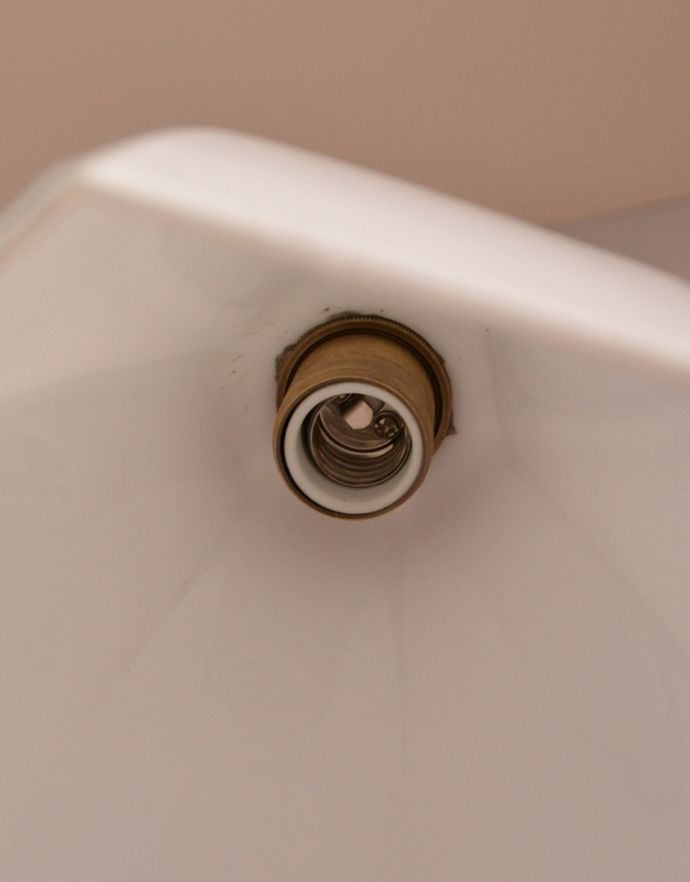 壁付けブラケット　照明・ライティング　フランスのアンティークライト、とっても珍しい陶磁器×ミルクガラスの壁付け照明（Ｅ17シャンデリア球付）。しっかりオーバーホウルをしたので、ご安心下さい。(d-1324-z)