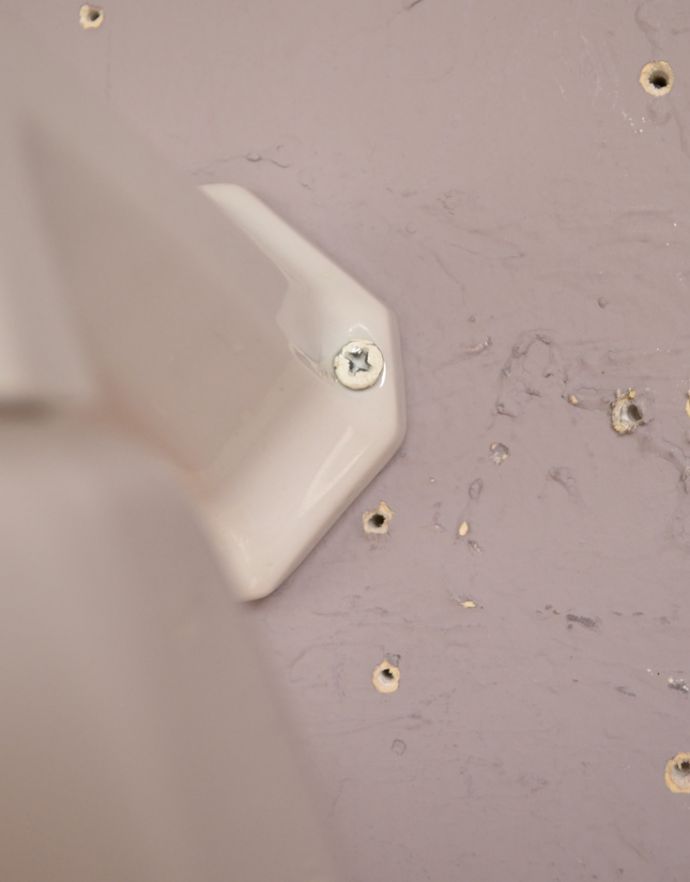 壁付けブラケット　照明・ライティング　フランスのアンティークライト、とっても珍しい陶磁器×ミルクガラスの壁付け照明（Ｅ17シャンデリア球付）。市販のビスで壁に固定してお使いください。(d-1324-z)