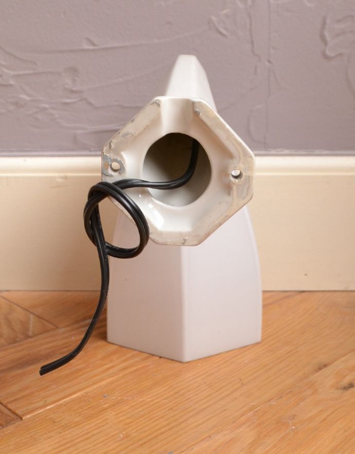 壁付けブラケット　照明・ライティング　フランスのアンティークライト、とっても珍しい陶磁器×ミルクガラスの壁付け照明（Ｅ17シャンデリア球付）。壁の中に配線をする場合は、電気屋さんによる取り付け工事が必要です。(d-1324-z)