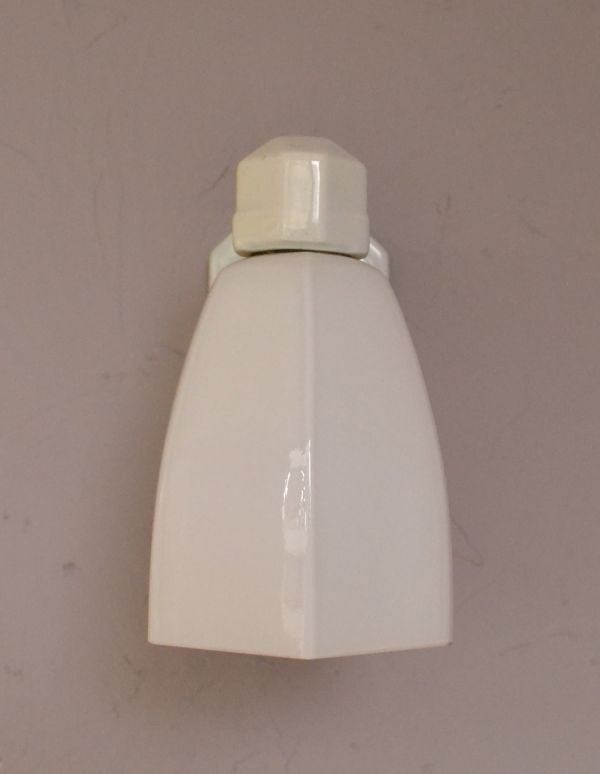 壁付けブラケット 照明・ライティング フランスのアンティーク照明、とっても珍しい陶磁器×ミルクガラスの壁付けライト。壁のお洒落を楽しむのにはピッタリな存在感です。(d-1325-z)