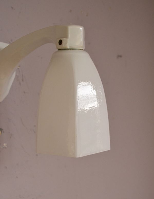 壁付けブラケット　照明・ライティング　フランスのアンティーク照明、とっても珍しい陶磁器×ミルクガラスの壁付けライト。土台は陶磁器ですが、シェードはミルクガラスです。(d-1326-z)