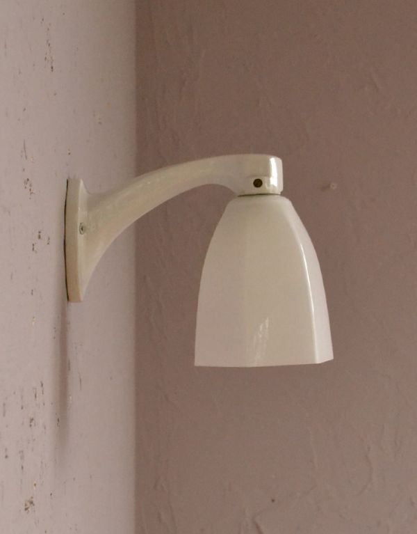 壁付けブラケット　照明・ライティング　フランスのアンティーク照明、とっても珍しい陶磁器×ミルクガラスの壁付けライト。横から見てもお洒落！。(d-1326-z)