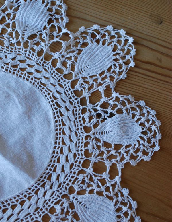 ミルクピッチャー アンティーク雑貨 手作りのぬくもりと華やかさが魅力のアンティーク ドイリーレース。アンティークのため、多少の汚れやシミがある場合がありますが、使用上問題はありませんので、ご了承下さい。(d-1346-z)