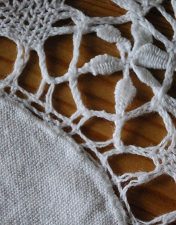 アンティーク 布製の雑貨 アンティーク雑貨 フランスアンティークドイリーレース、ディスプレイのアクセントに・・・。ハンドメイドの繊細さとあたたかさがあります。(d-1355-z)