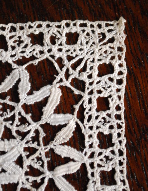 アンティーク雑貨　珍しい正方形、フランスのアンティークドイリーレース。アンティークのため、多少の汚れやシミがある場合がありますが、使用上問題はありませんので、ご了承ください。(d-1360-z)