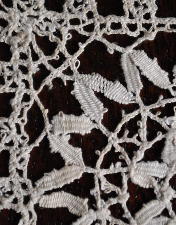 アンティーク雑貨　珍しい正方形、フランスのアンティークドイリーレース。ハンドメイドの繊細さとあたたかさがあります。(d-1360-z)