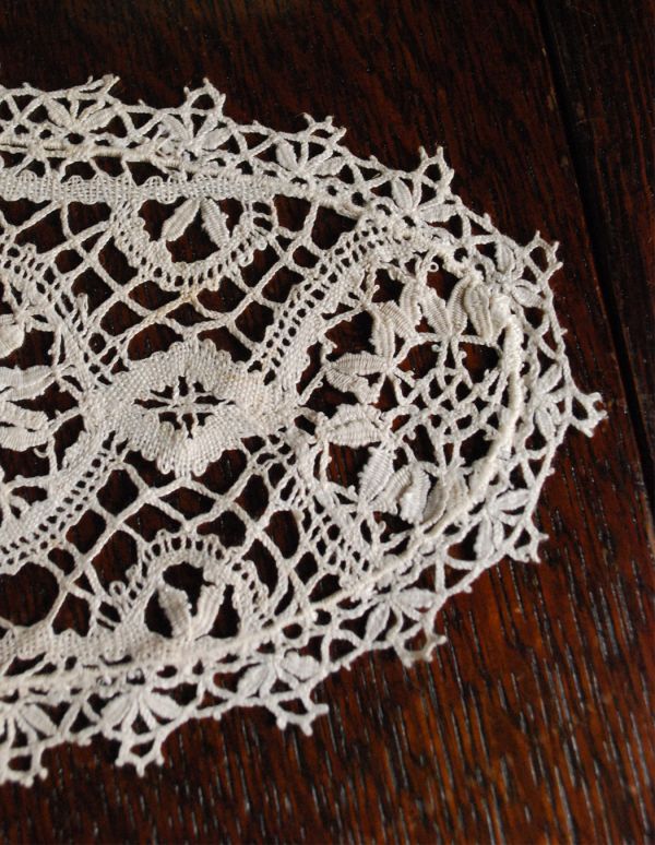 ミルクピッチャー　アンティーク雑貨　オーバルデザインがキレイな、フランスのアンティークドイリーレース。アンティークのため、多少の汚れやシミがある場合がありますが、使用上問題はありませんので、ご了承下さい。(d-1361-z)